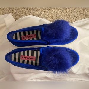 Betsy Johnson 7 bight blue slides with pompon